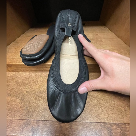 Yosi Samra Foldable Ballet Flat in Black Leather - Picture 4 of 10